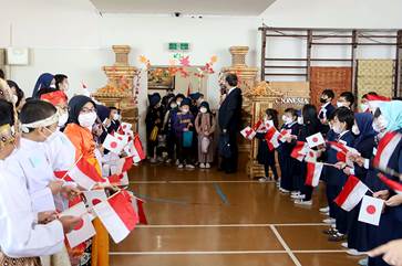 体育館でインドネシア学校の子どもたちから熱烈な歓迎