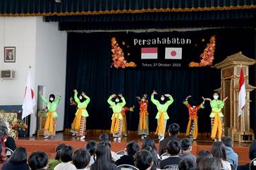 インドネシア学校の女の子たちが伝統舞踊を披露